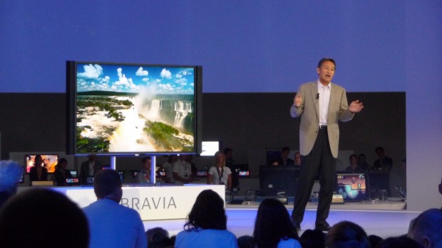 Bravia KD-84X9005 - Kazuo Hirai stellt den 4K-Fernseher auf der Ifa-Pressekonferenz vor. (Bild: Christian Klaß/Golem.de)